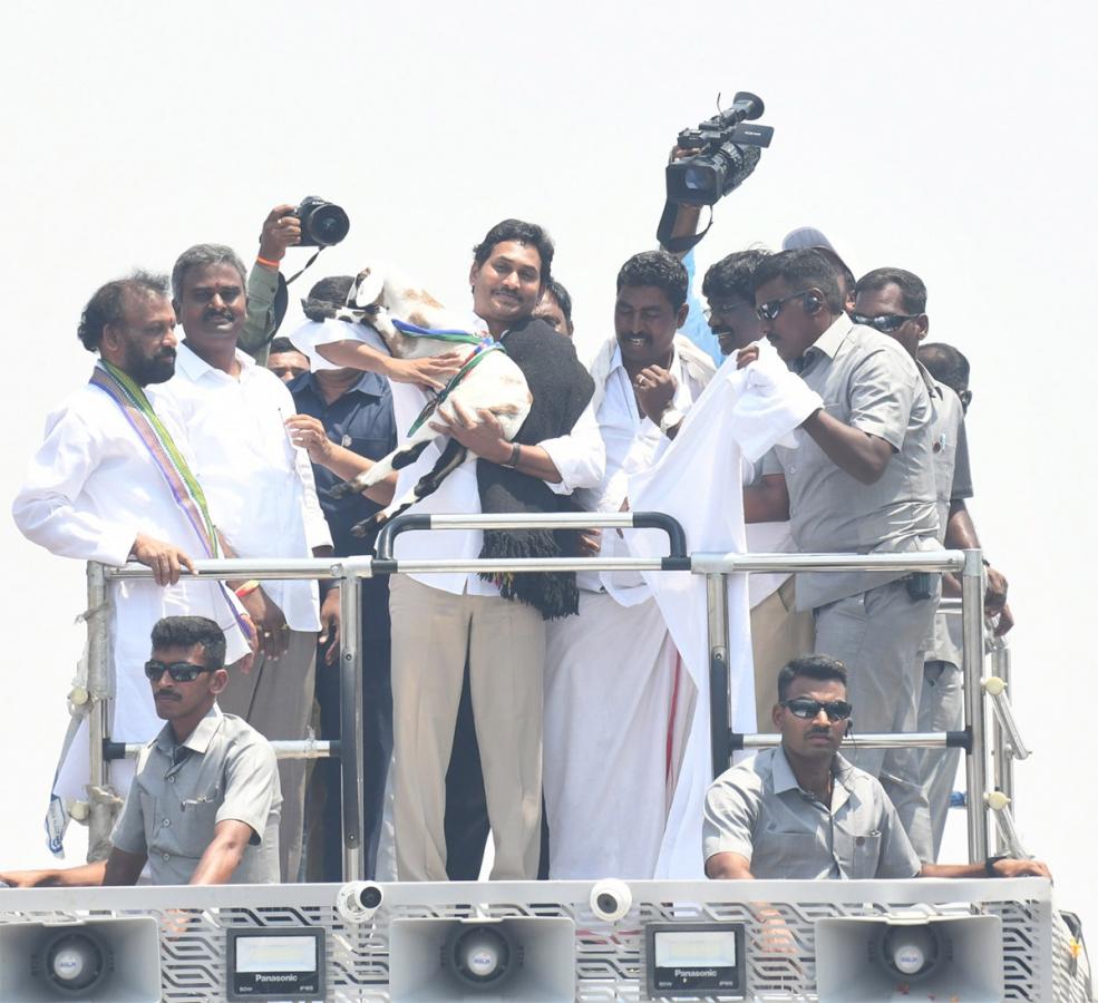 AP_20CM_20YS_20Jagan_20Memantha_20Siddham_20Day_203_20At_20Kurnool_20Photos-17.jpg 17