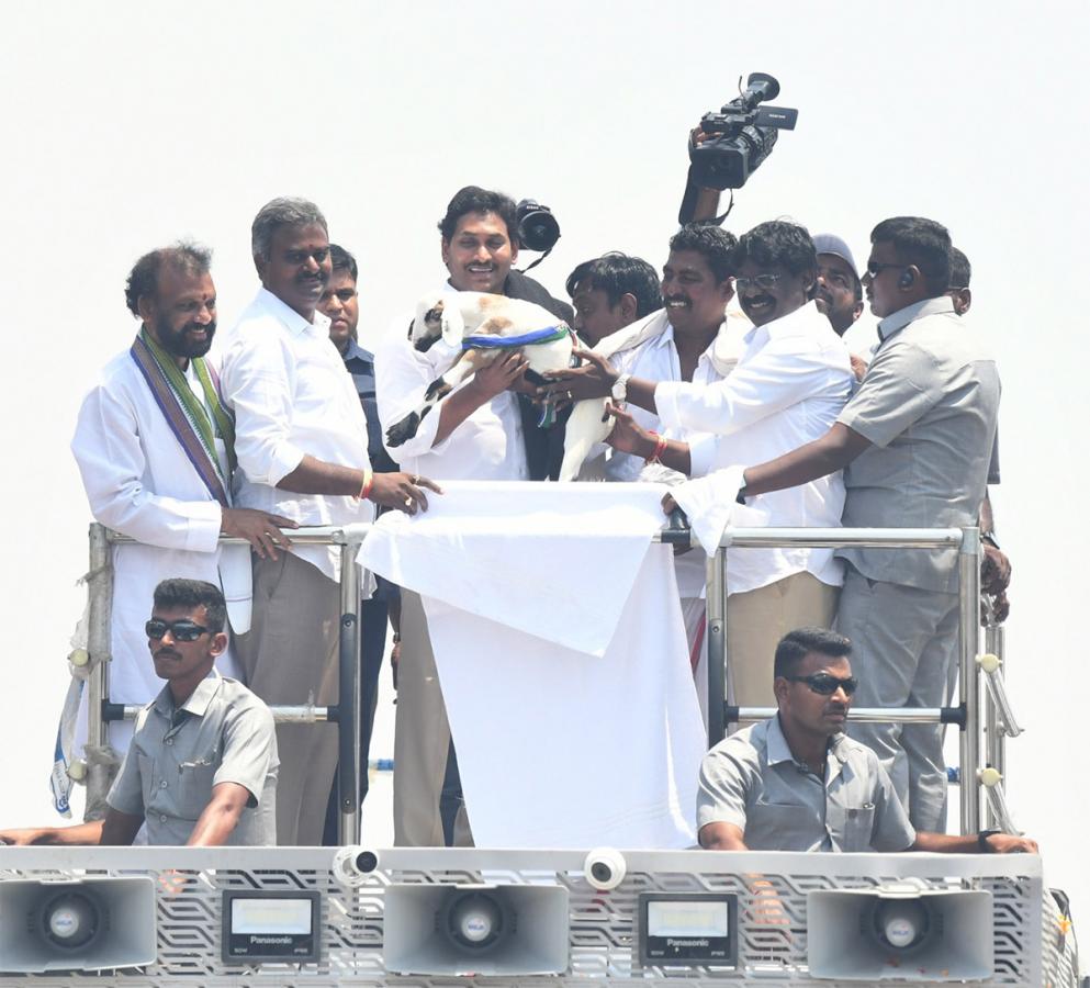 AP_20CM_20YS_20Jagan_20Memantha_20Siddham_20Day_203_20At_20Kurnool_20Photos-18.jpg 18