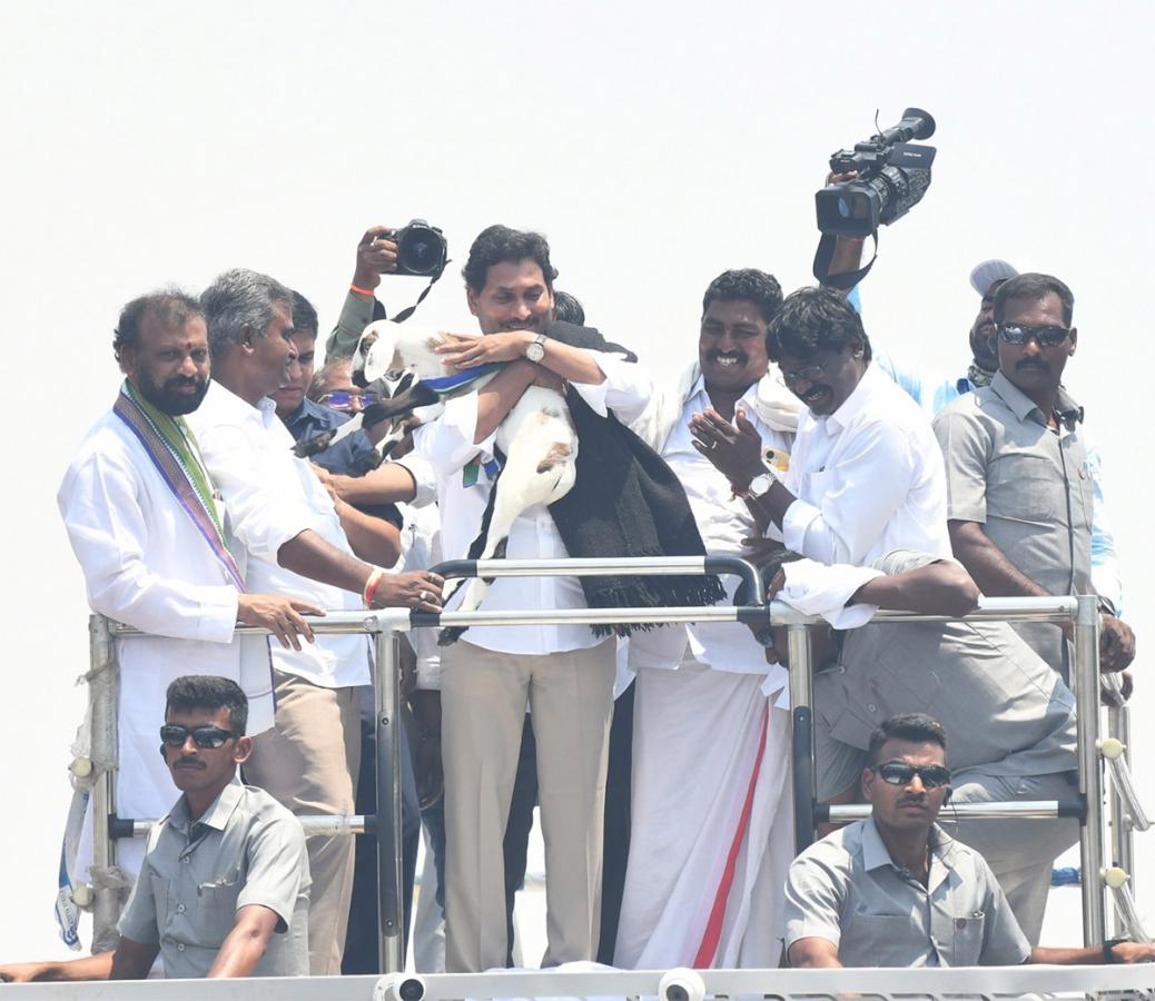 AP_20CM_20YS_20Jagan_20Memantha_20Siddham_20Day_203_20At_20Kurnool_20Photos-19.jpg 19