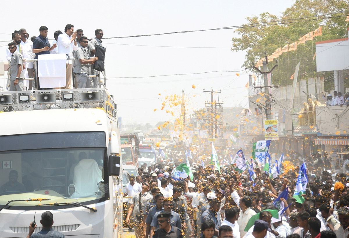 AP_20CM_20YS_20Jagan_20Memantha_20Siddham_20Day_203_20At_20Kurnool_20Photos-21.jpg 21