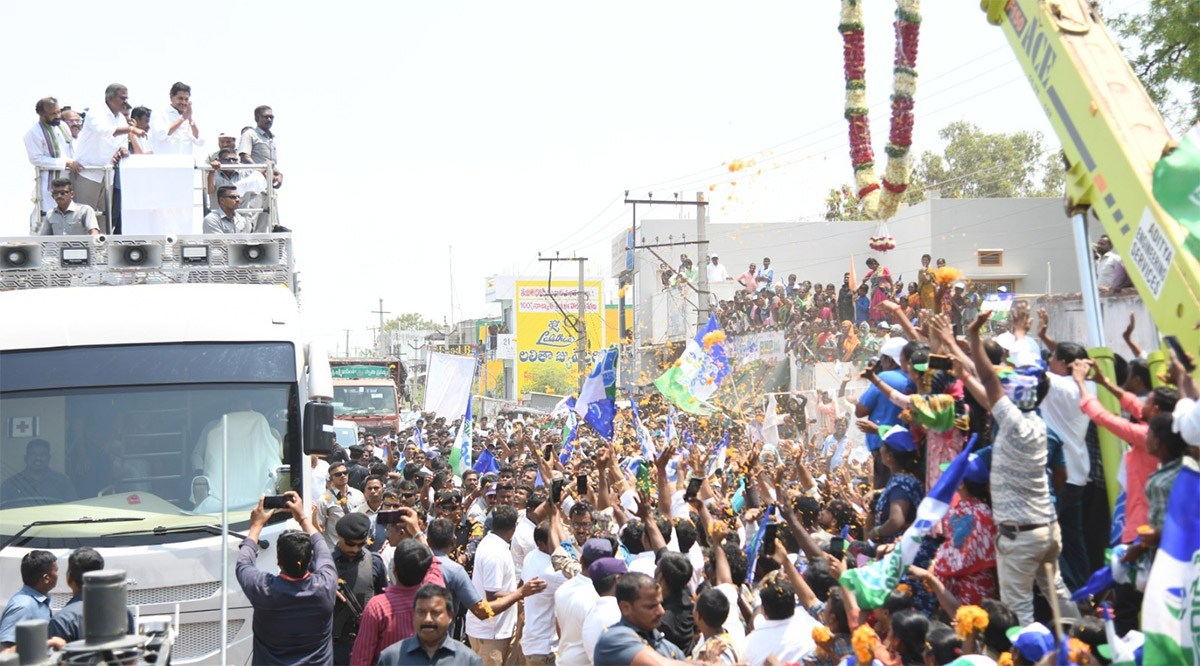 AP_20CM_20YS_20Jagan_20Memantha_20Siddham_20Day_203_20At_20Kurnool_20Photos-23.jpg 23