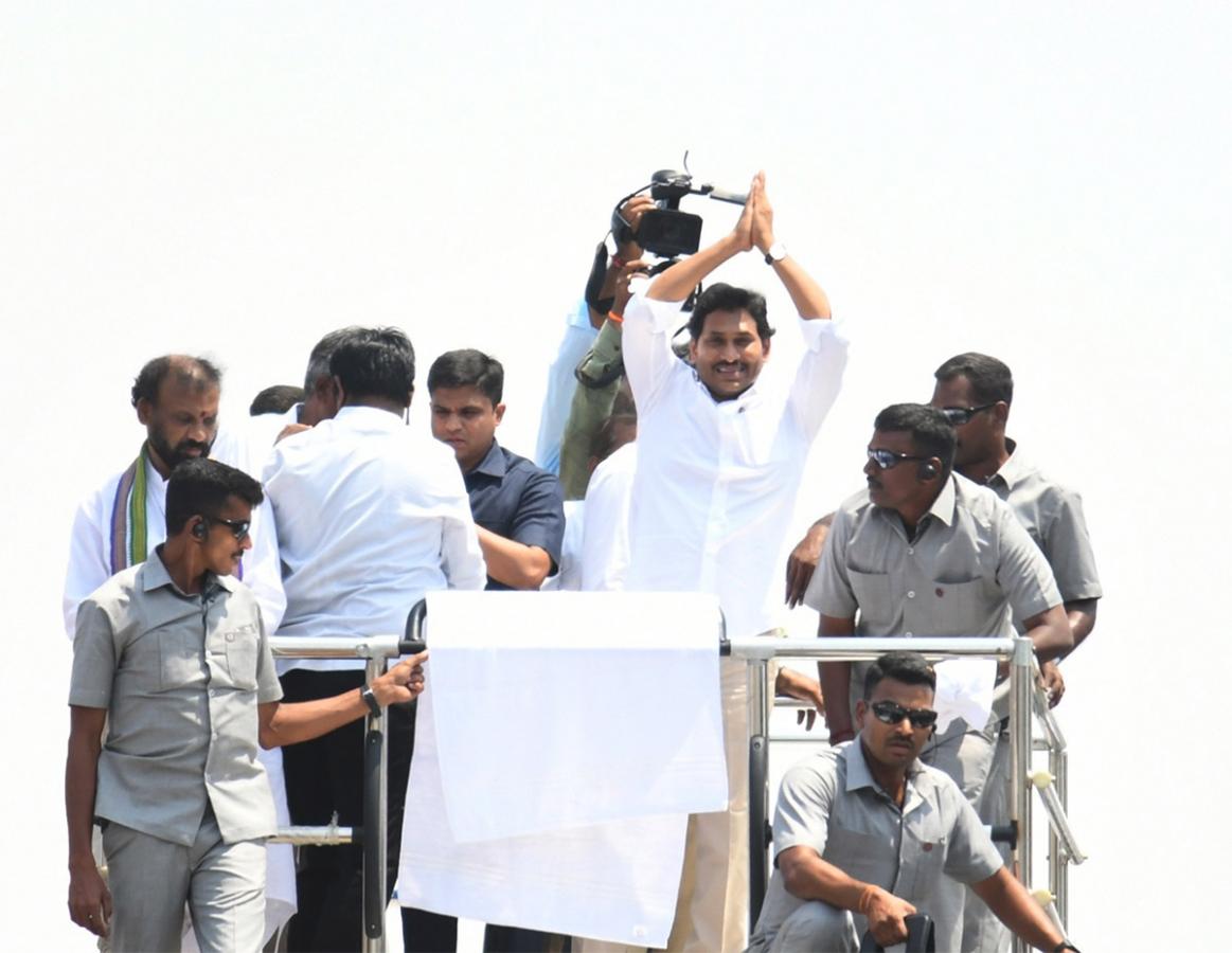 AP_20CM_20YS_20Jagan_20Memantha_20Siddham_20Day_203_20At_20Kurnool_20Photos-24.jpg 24