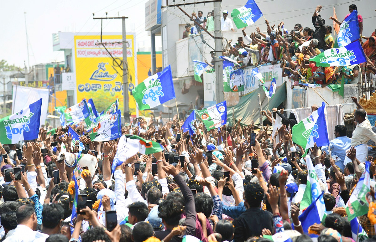 AP_20CM_20YS_20Jagan_20Memantha_20Siddham_20Day_203_20At_20Kurnool_20Photos-26.jpg 26