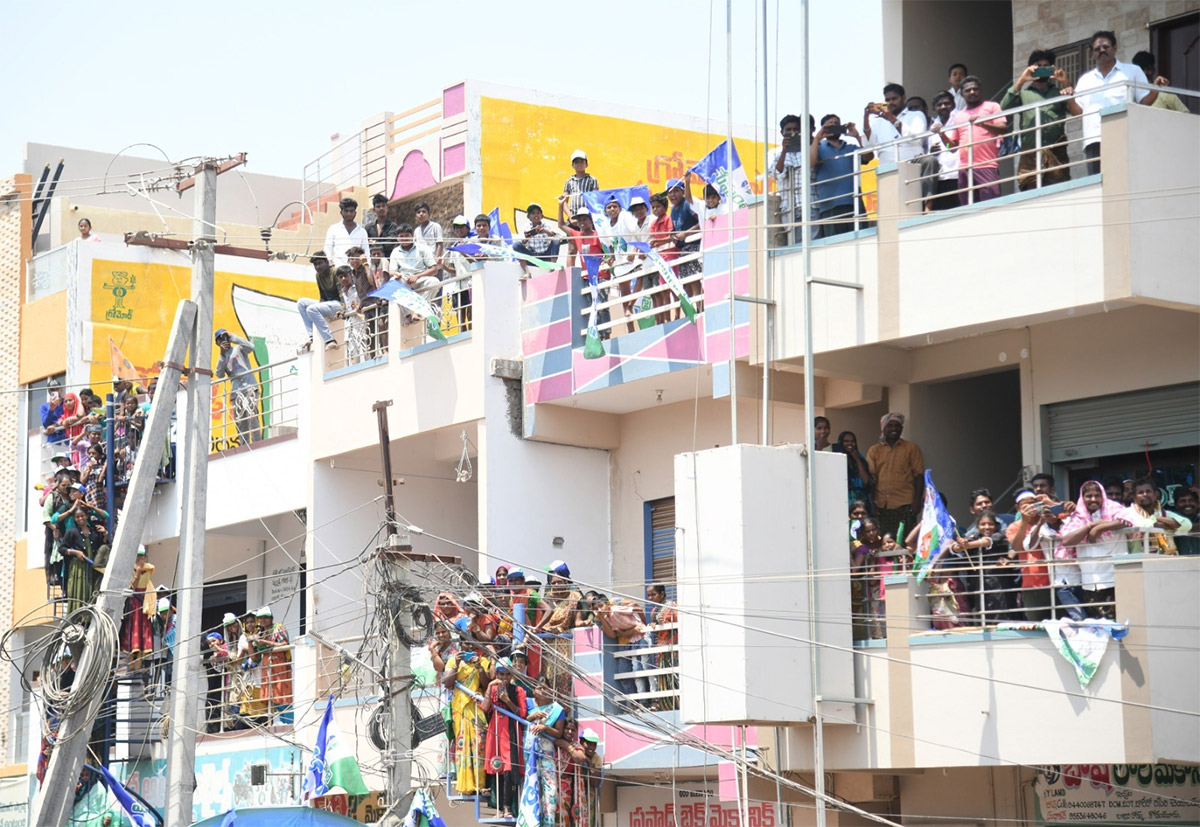 AP_20CM_20YS_20Jagan_20Memantha_20Siddham_20Day_203_20At_20Kurnool_20Photos-29.jpg 28