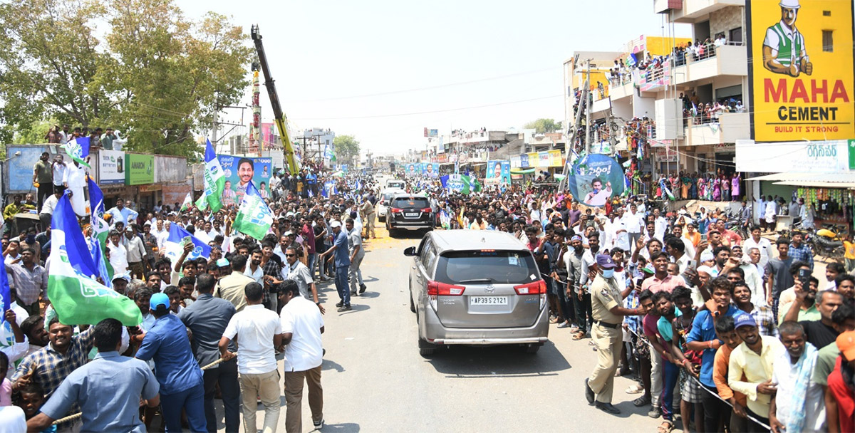 AP_20CM_20YS_20Jagan_20Memantha_20Siddham_20Day_203_20At_20Kurnool_20Photos-30.jpg 29