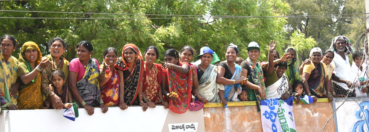 AP_20CM_20YS_20Jagan_20Memantha_20Siddham_20Day_203_20At_20Kurnool_20Photos-31.jpg 30