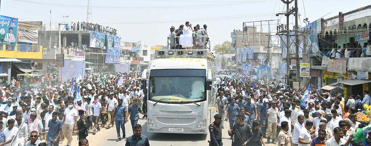 AP_20CM_20YS_20Jagan_20Memantha_20Siddham_20Day_203_20At_20Kurnool_20Photos-35.jpg 34