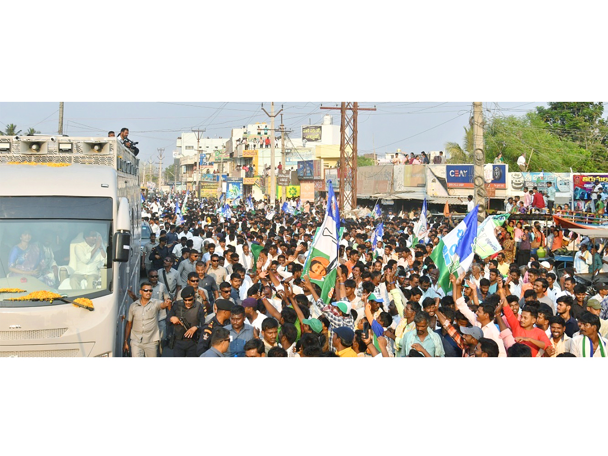 AP_20CM_20YS_20Jagan_20Memantha_20Siddham_20Public_20Meeting_20at_20Yemmiganur_20photos_1.jpg 15