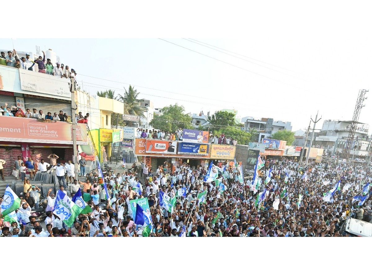 AP_20CM_20YS_20Jagan_20Memantha_20Siddham_20Public_20Meeting_20at_20Yemmiganur_20photos_11.jpg 25