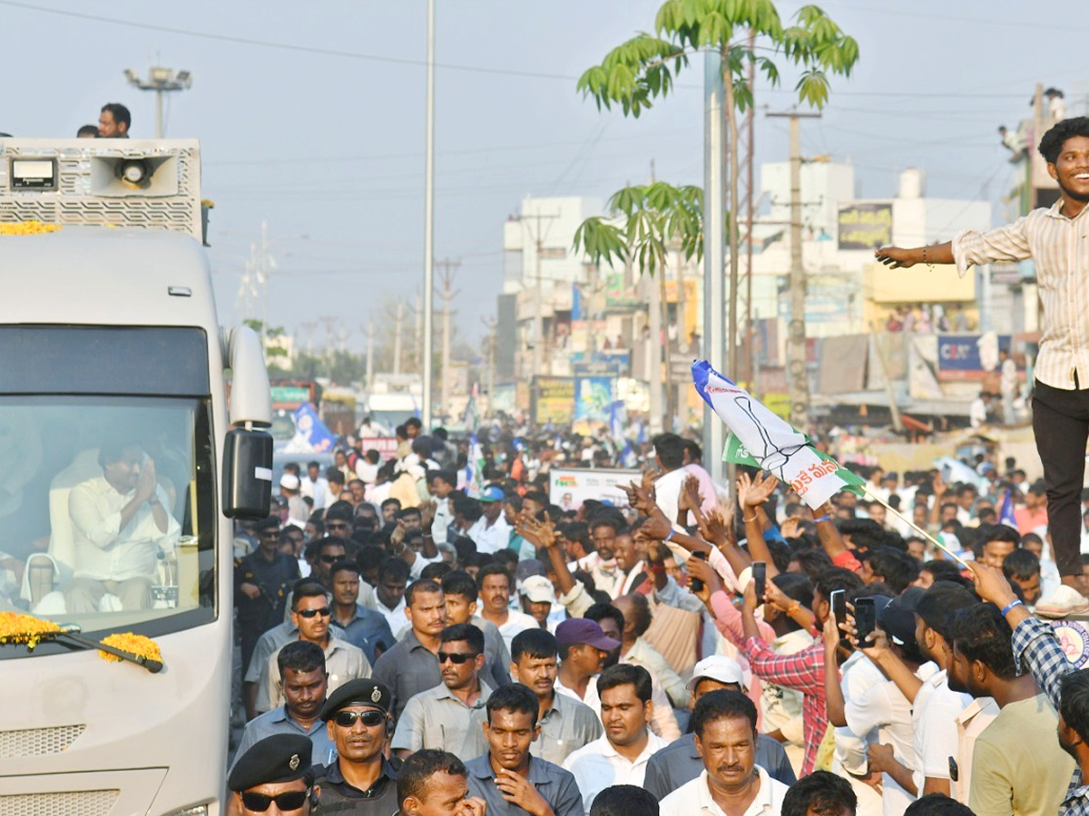 AP_20CM_20YS_20Jagan_20Memantha_20Siddham_20Public_20Meeting_20at_20Yemmiganur_20photos_2.jpg 16