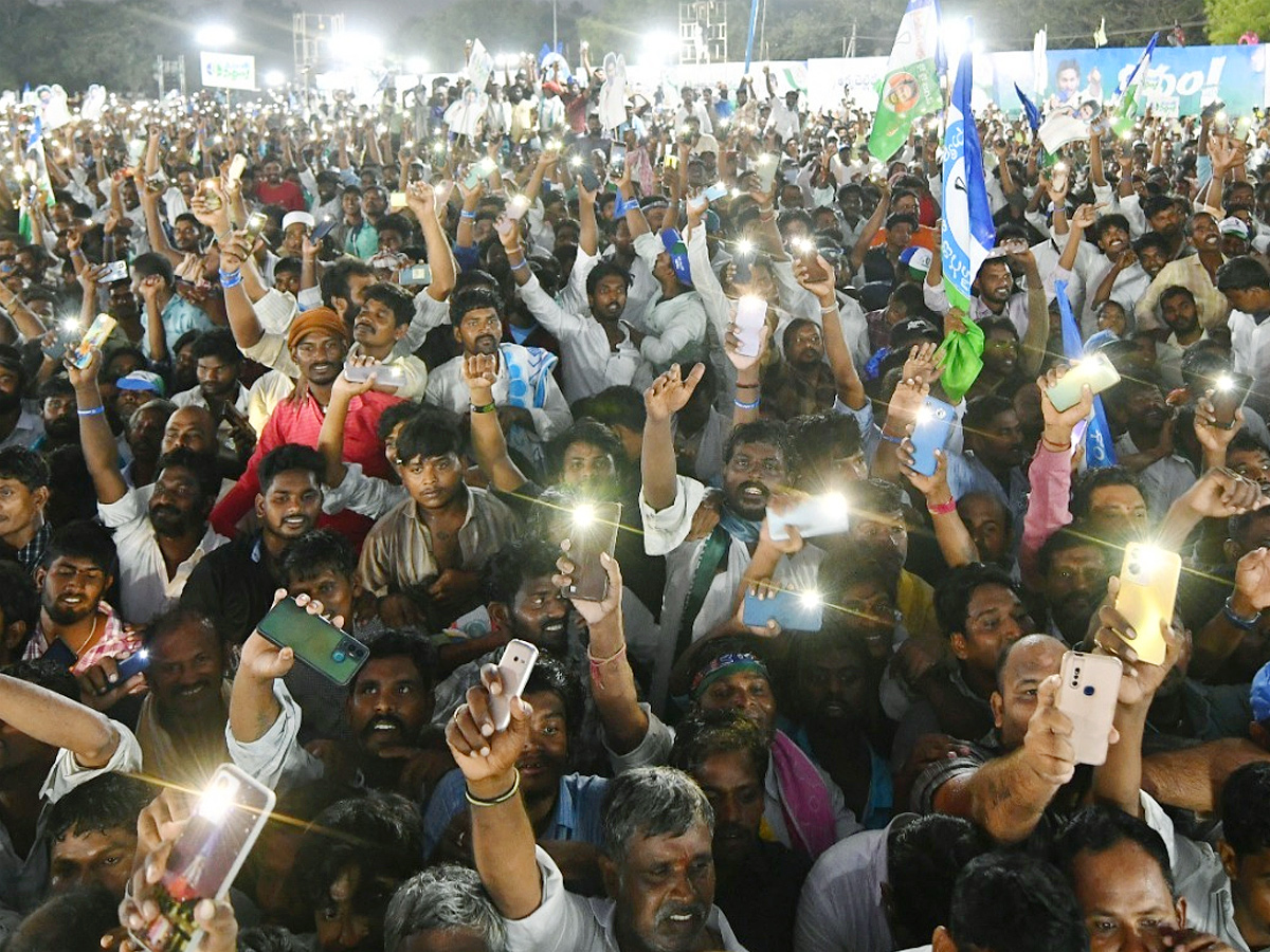 AP_20CM_20YS_20Jagan_20Memantha_20Siddham_20Public_20Meeting_20at_20Yemmiganur_20photos_21.jpg 9