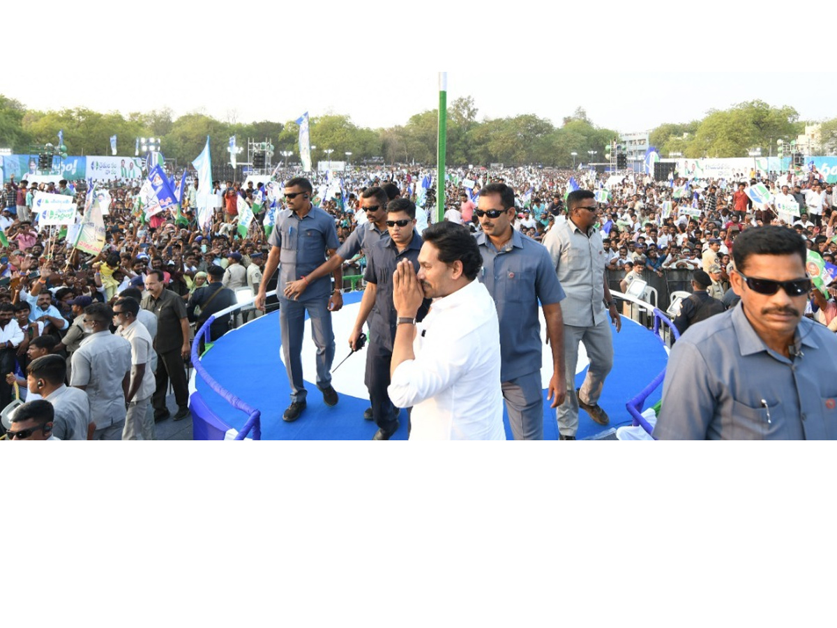 AP_20CM_20YS_20Jagan_20Memantha_20Siddham_20Public_20Meeting_20at_20Yemmiganur_20photos_25.jpg 13
