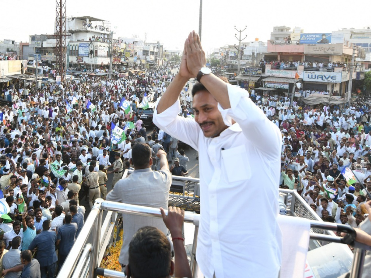 AP_20CM_20YS_20Jagan_20Memantha_20Siddham_20Public_20Meeting_20at_20Yemmiganur_20photos_5.jpg 19