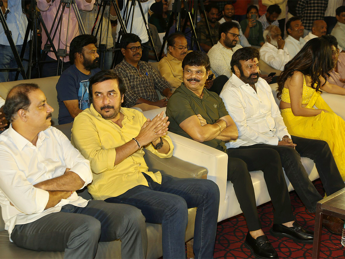 Balakrishna_20Legend_2010years_20Blockbuster_20Celebrations_20Event_20Photos-41.jpg 35