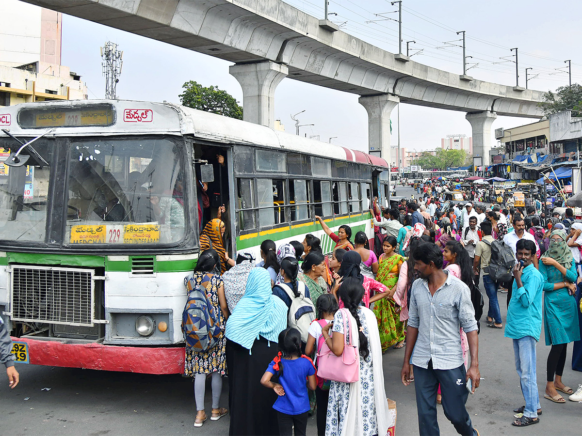 No_20bus_20stand_20in_20hyderabad-1.jpg 2