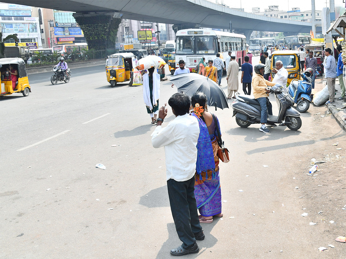 No_20bus_20stand_20in_20hyderabad-10.jpg 11
