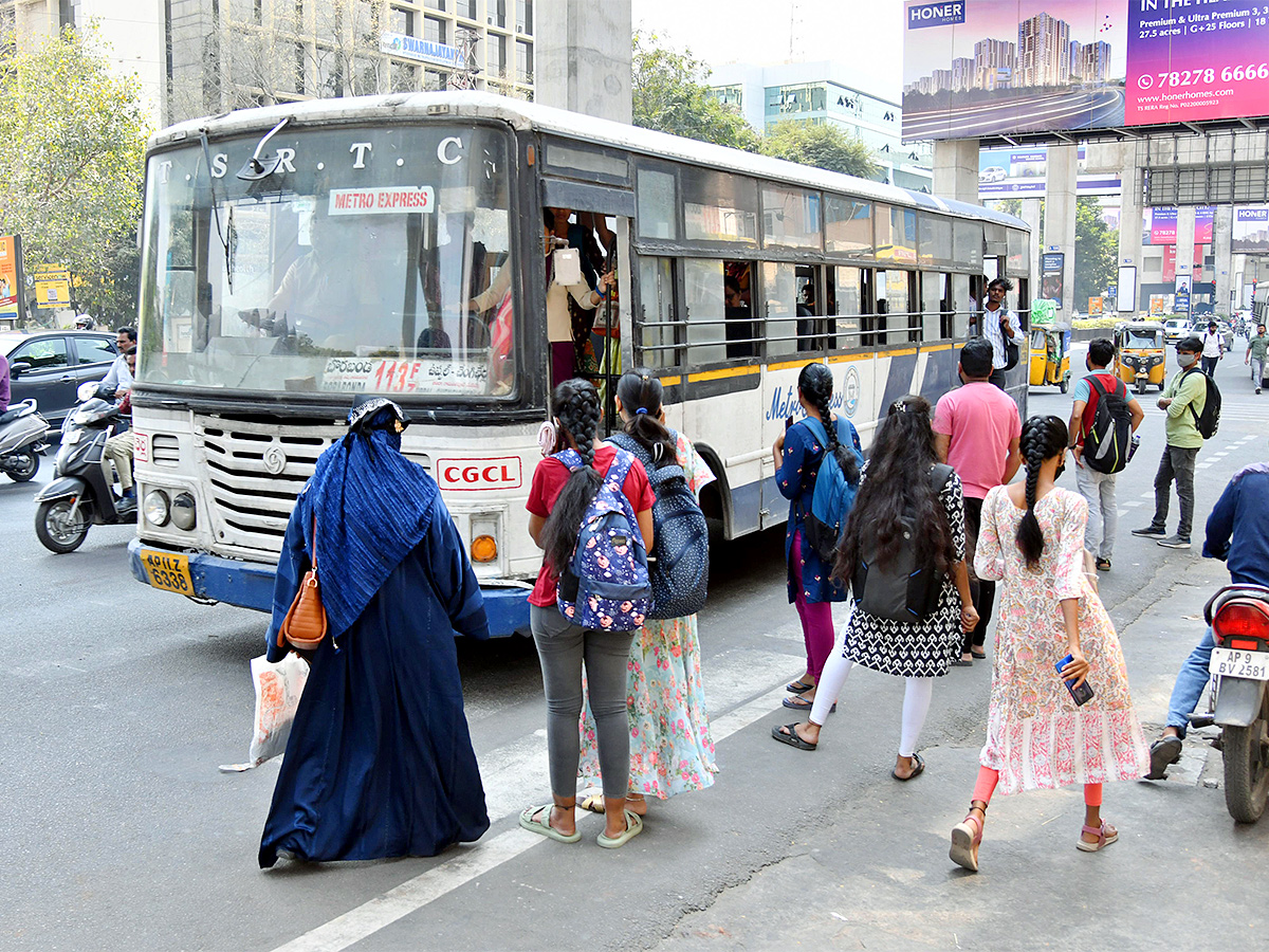 No_20bus_20stand_20in_20hyderabad-11.jpg 12