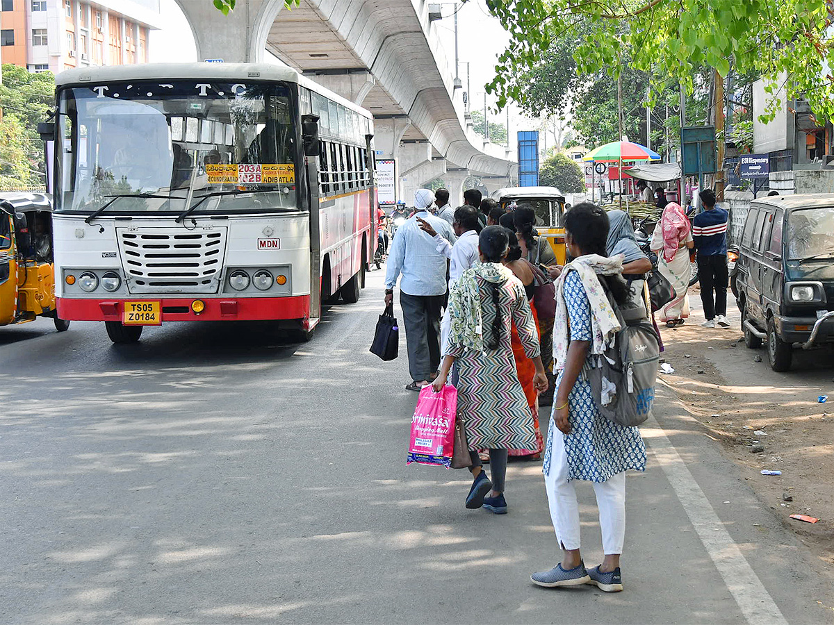 No_20bus_20stand_20in_20hyderabad-12.jpg 13