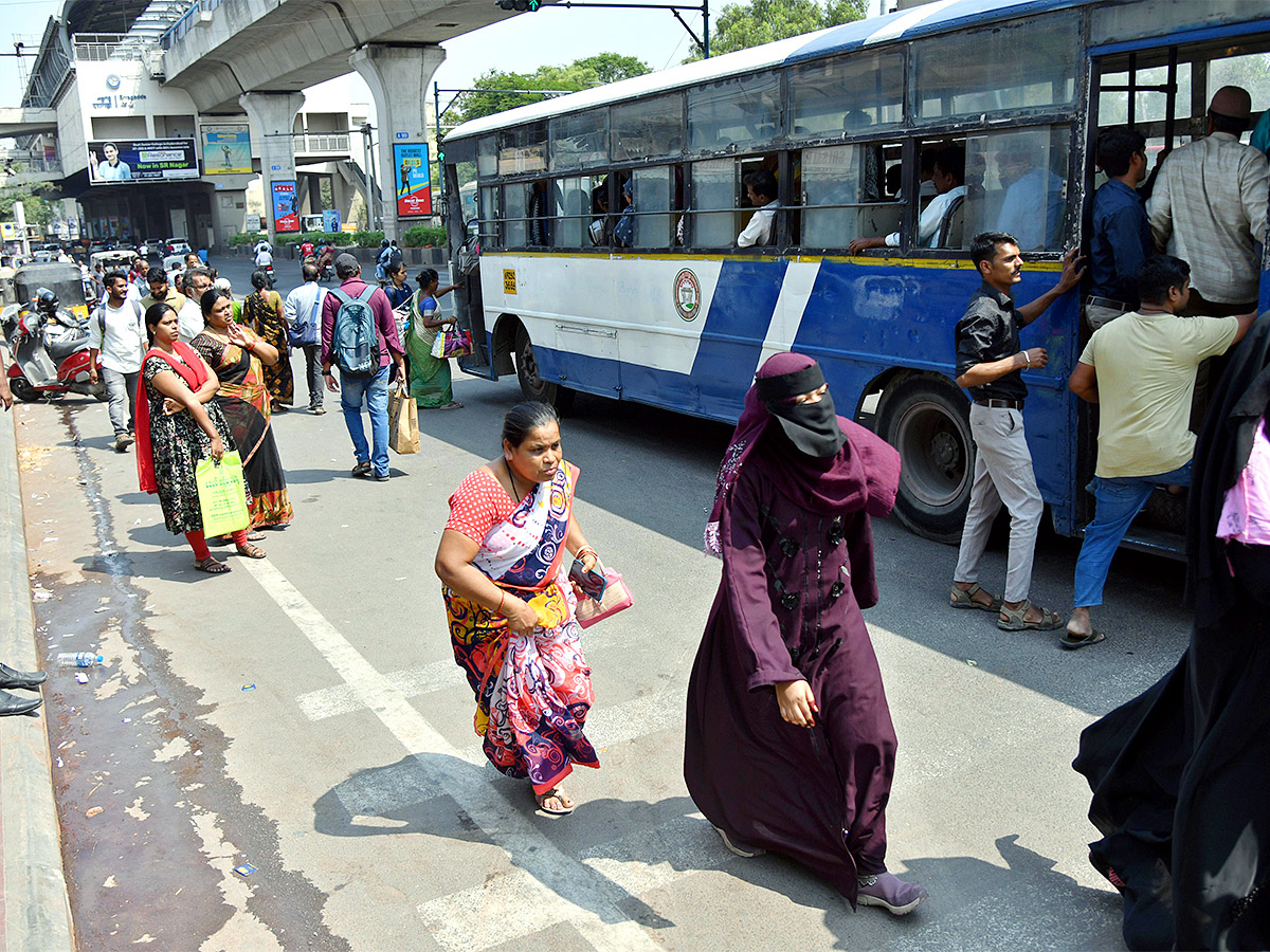 No_20bus_20stand_20in_20hyderabad-14.jpg 15
