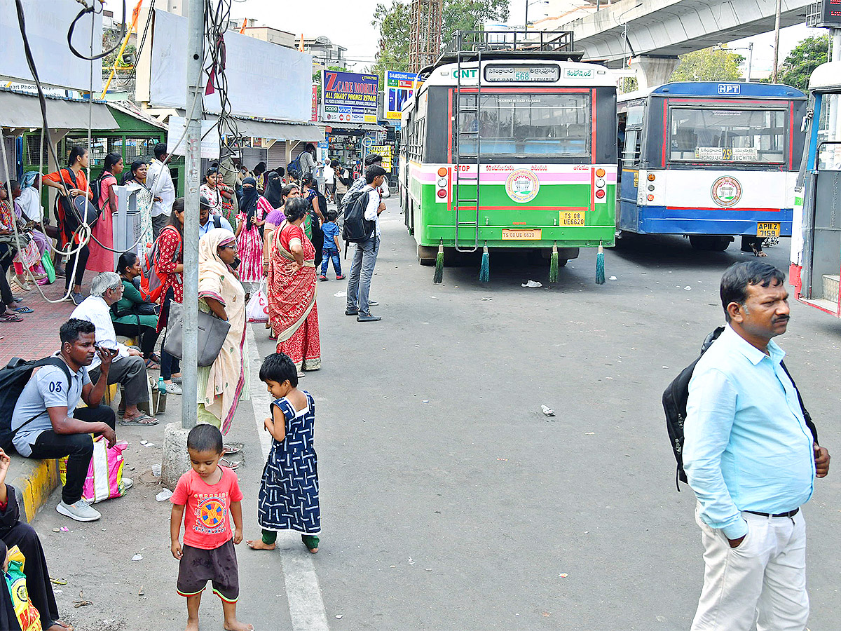 No_20bus_20stand_20in_20hyderabad-16.jpg 17