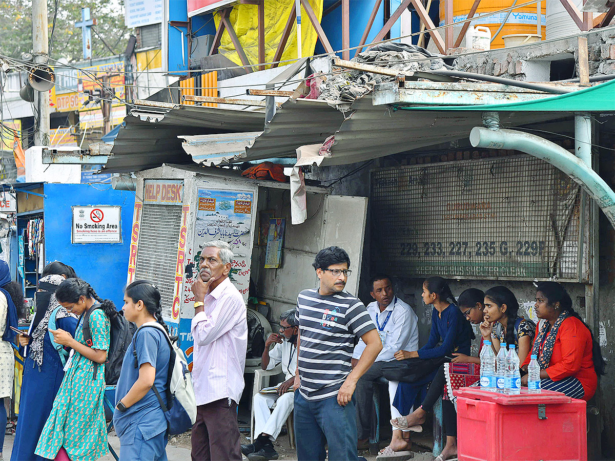 No_20bus_20stand_20in_20hyderabad-17.jpg 18