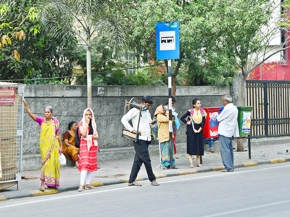 No_20bus_20stand_20in_20hyderabad-18.jpg 19