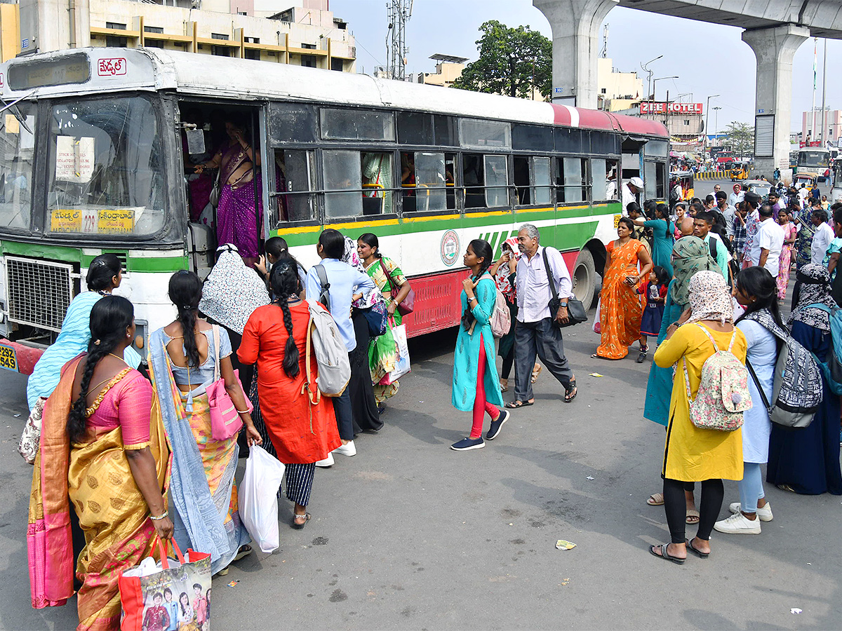 No_20bus_20stand_20in_20hyderabad-2.jpg 3