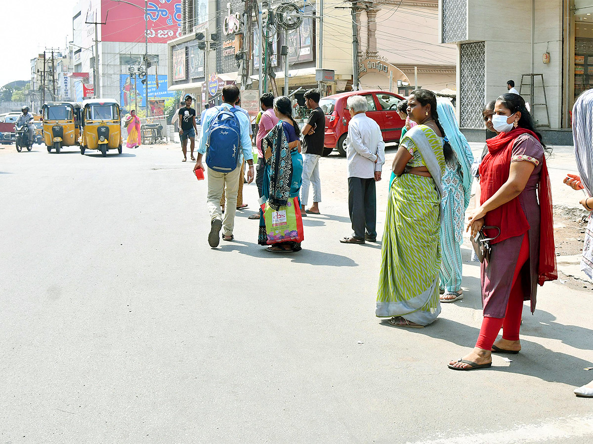 No_20bus_20stand_20in_20hyderabad-20.jpg 21