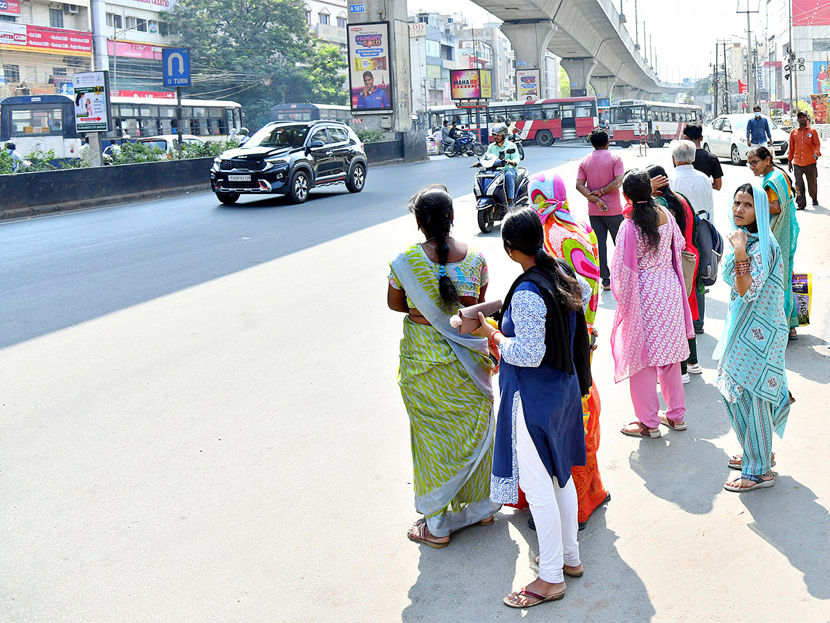 No_20bus_20stand_20in_20hyderabad-21.jpg 22