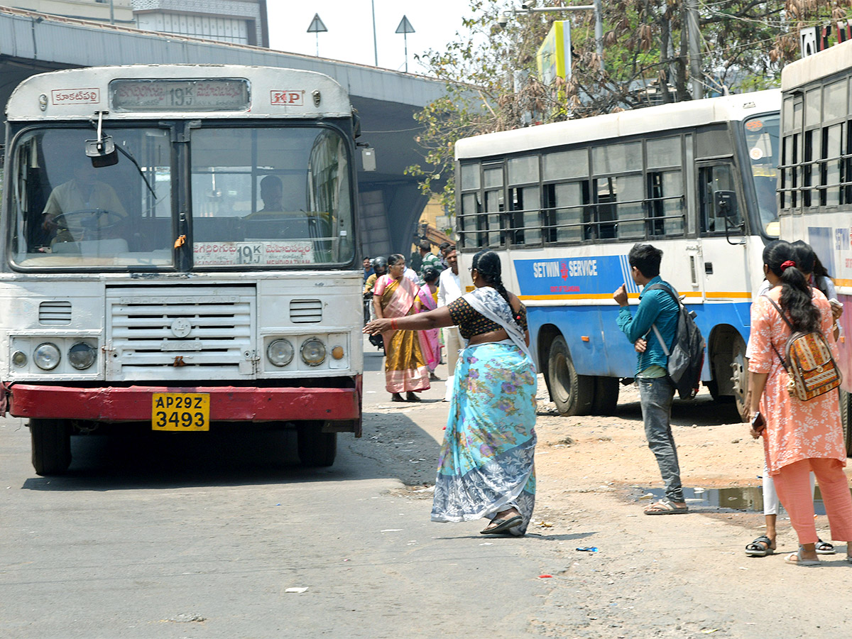 No_20bus_20stand_20in_20hyderabad-22.jpg 23