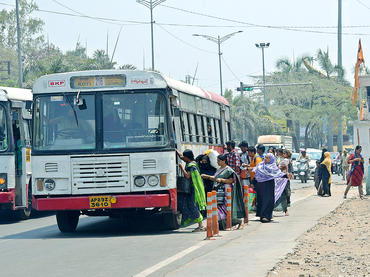 No_20bus_20stand_20in_20hyderabad-23.jpg 24