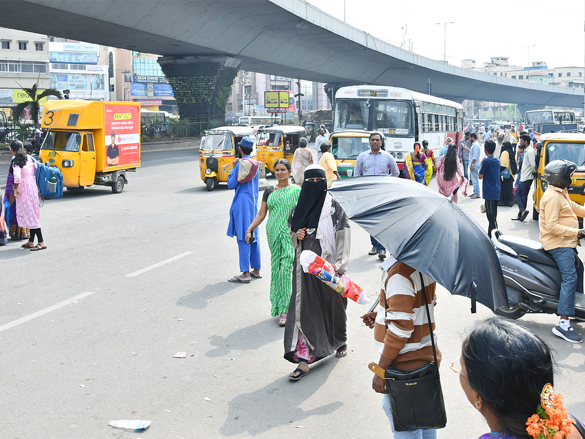 No_20bus_20stand_20in_20hyderabad-3.jpg 4