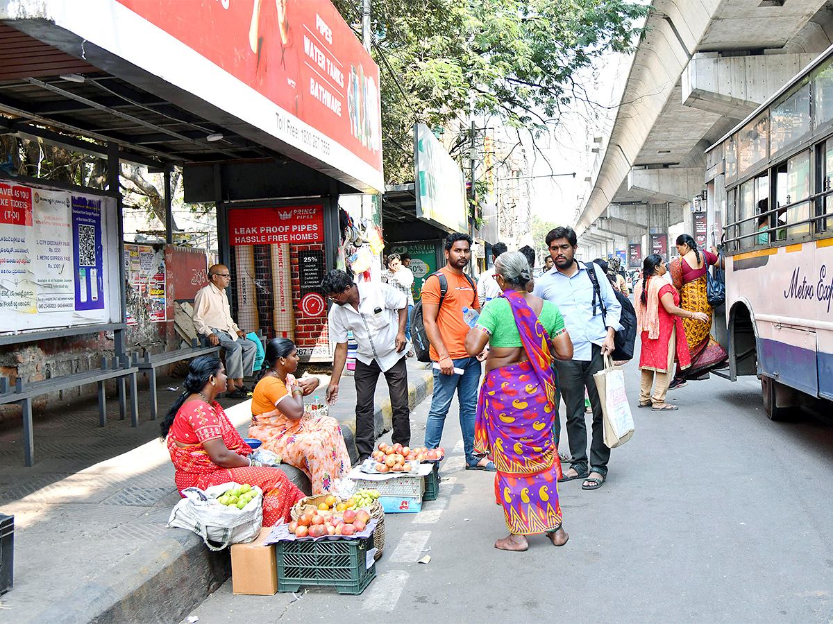 No_20bus_20stand_20in_20hyderabad-4.jpg 5