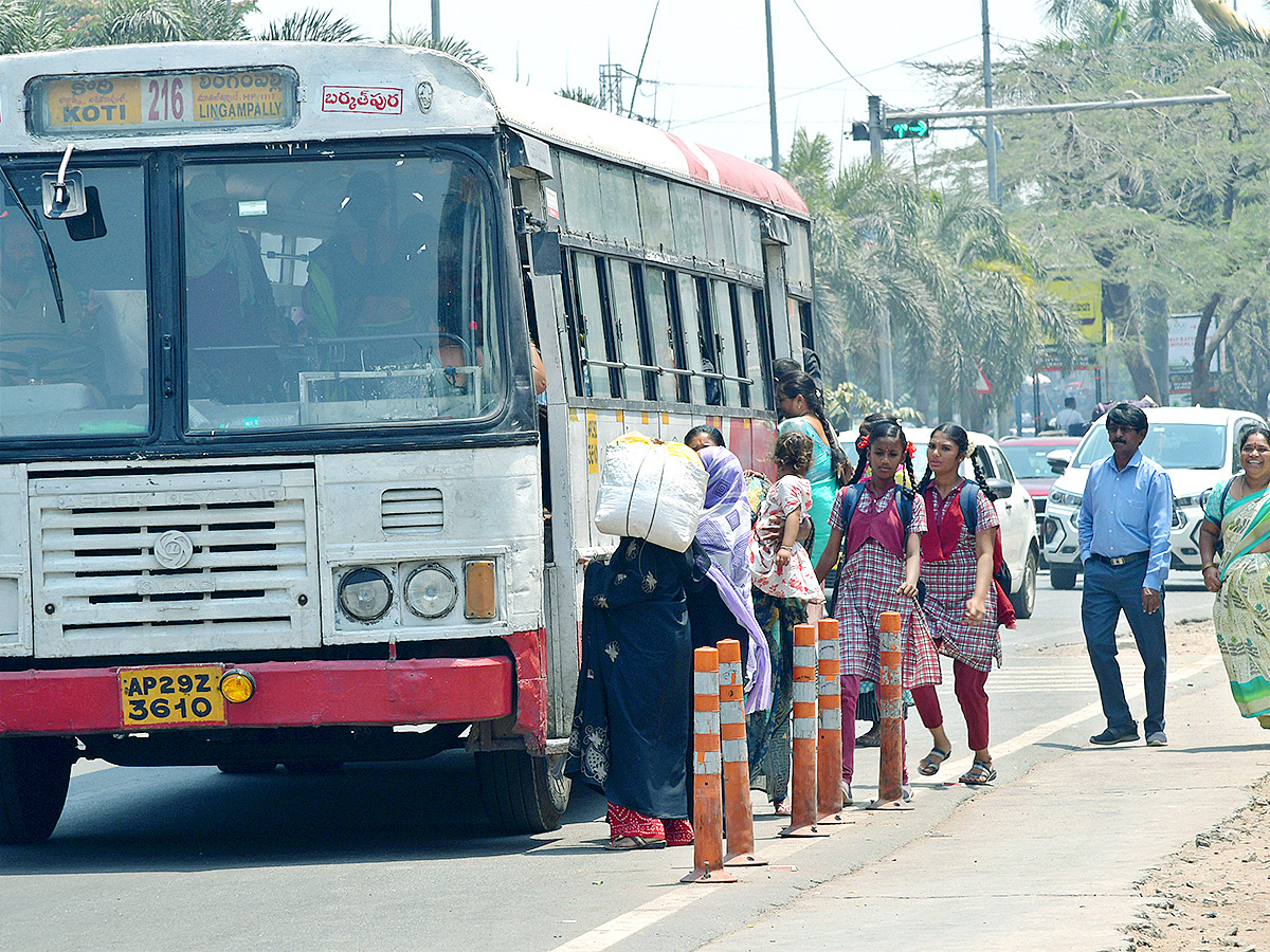 No_20bus_20stand_20in_20hyderabad-5.jpg 6
