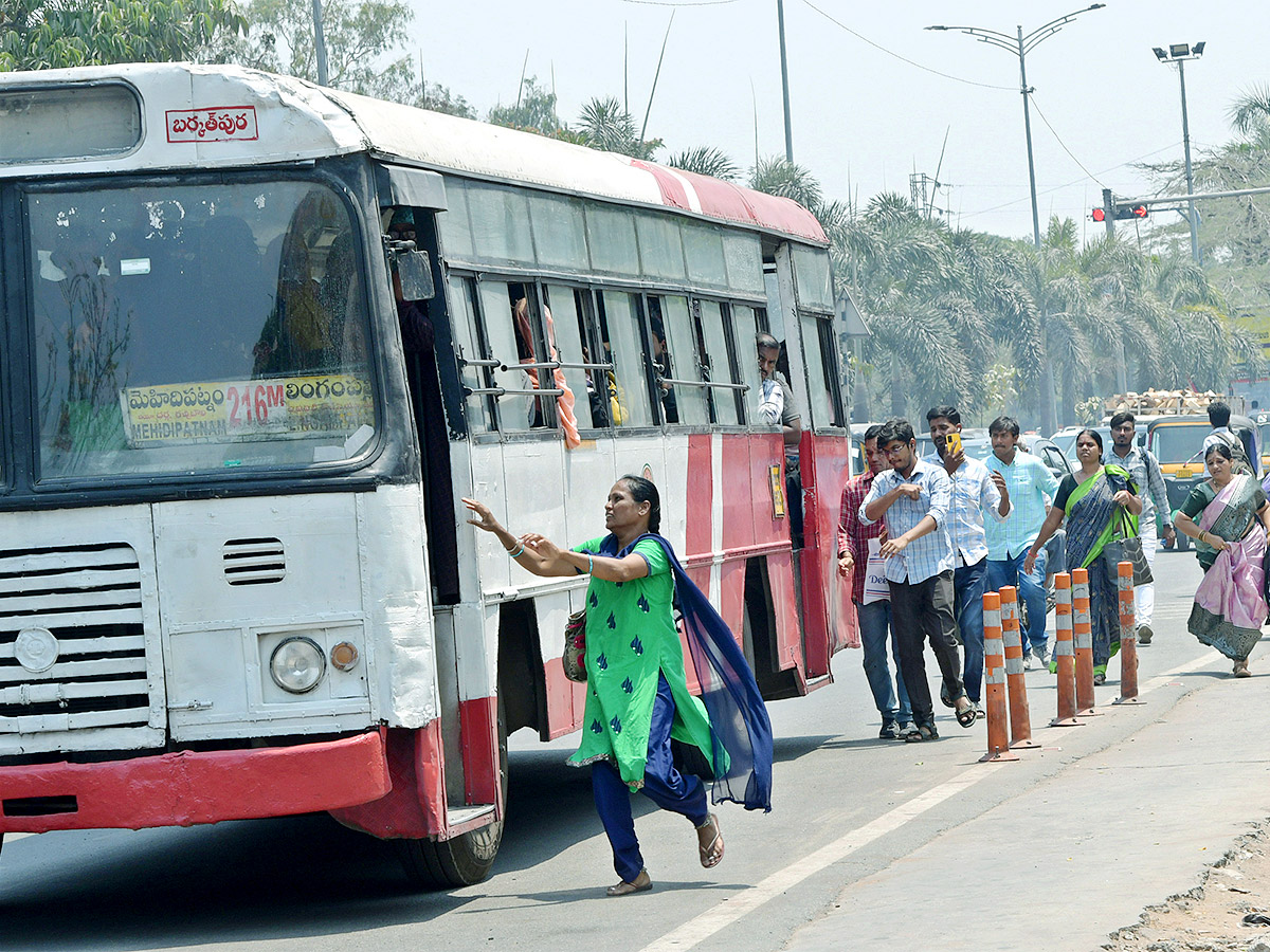 No_20bus_20stand_20in_20hyderabad-6.jpg 7