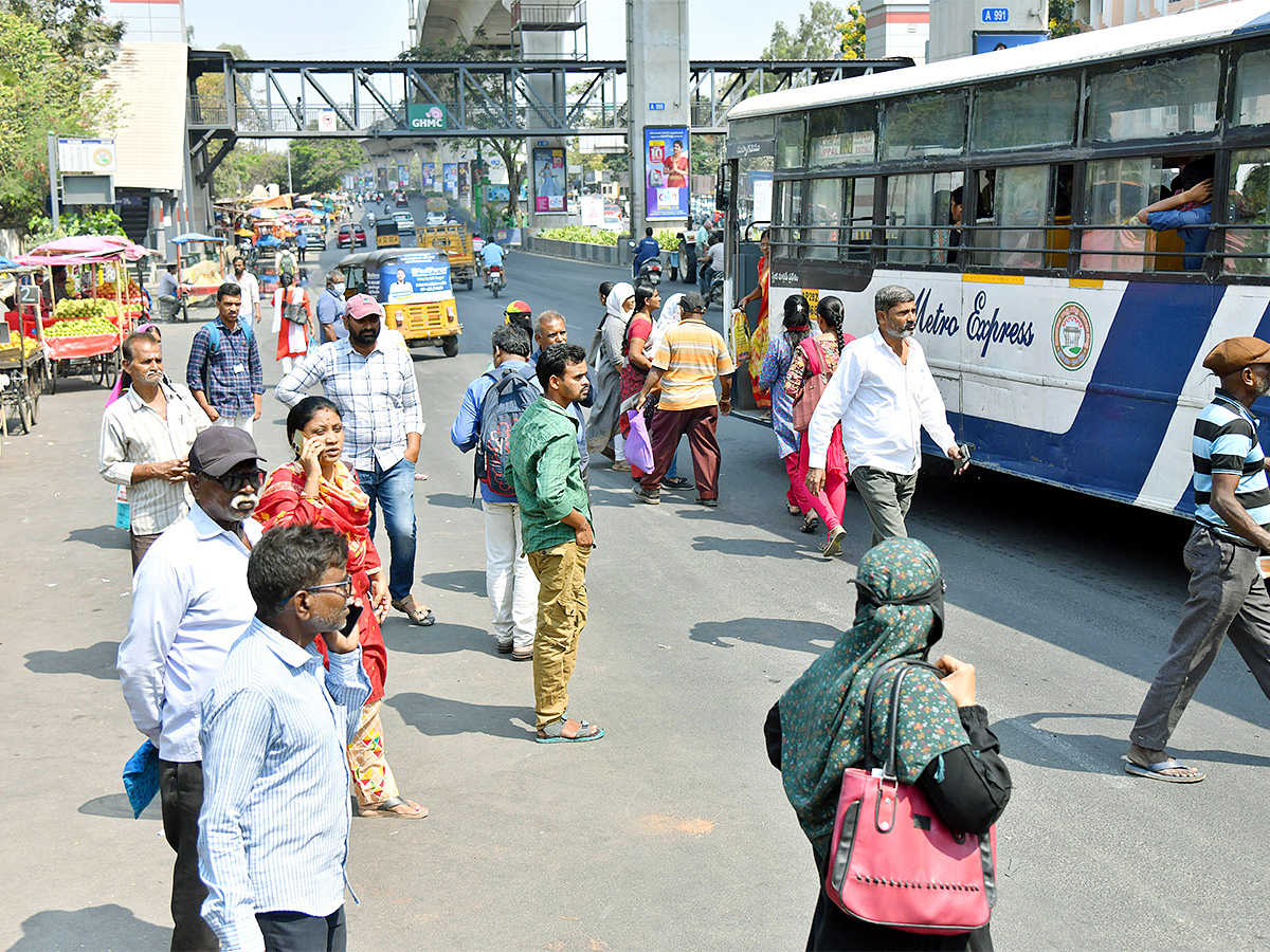 No_20bus_20stand_20in_20hyderabad-8.jpg 9