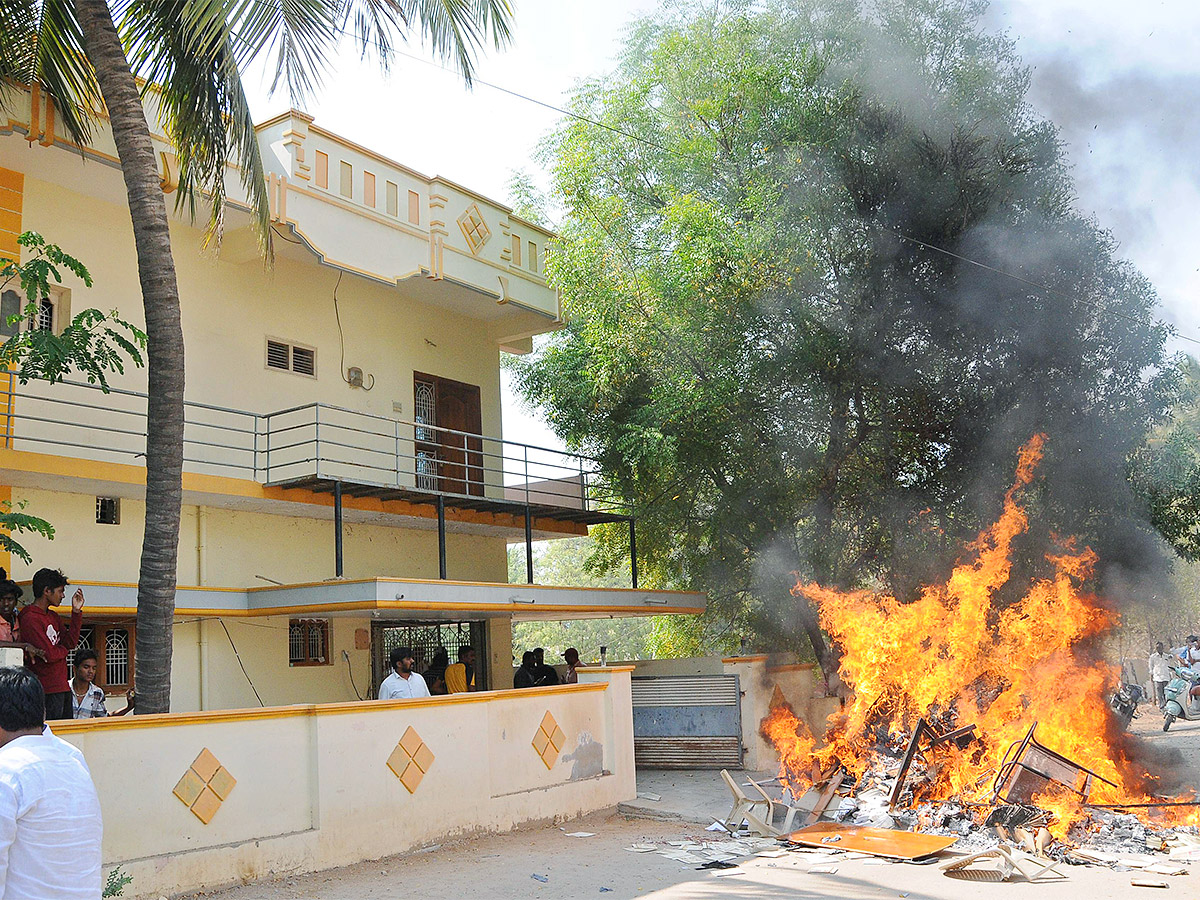 Big_20Shock_20to_20TDP_20in_20Anantapur_20Party_20Activists_20Serious_20on_20Chandrababu-15.jpg 15