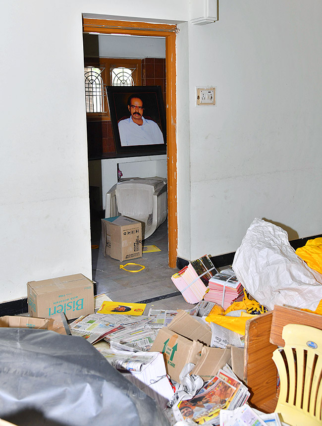 Big_20Shock_20to_20TDP_20in_20Anantapur_20Party_20Activists_20Serious_20on_20Chandrababu-17.jpg 17