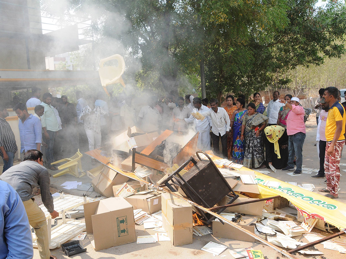 Big_20Shock_20to_20TDP_20in_20Anantapur_20Party_20Activists_20Serious_20on_20Chandrababu-23.jpg 23