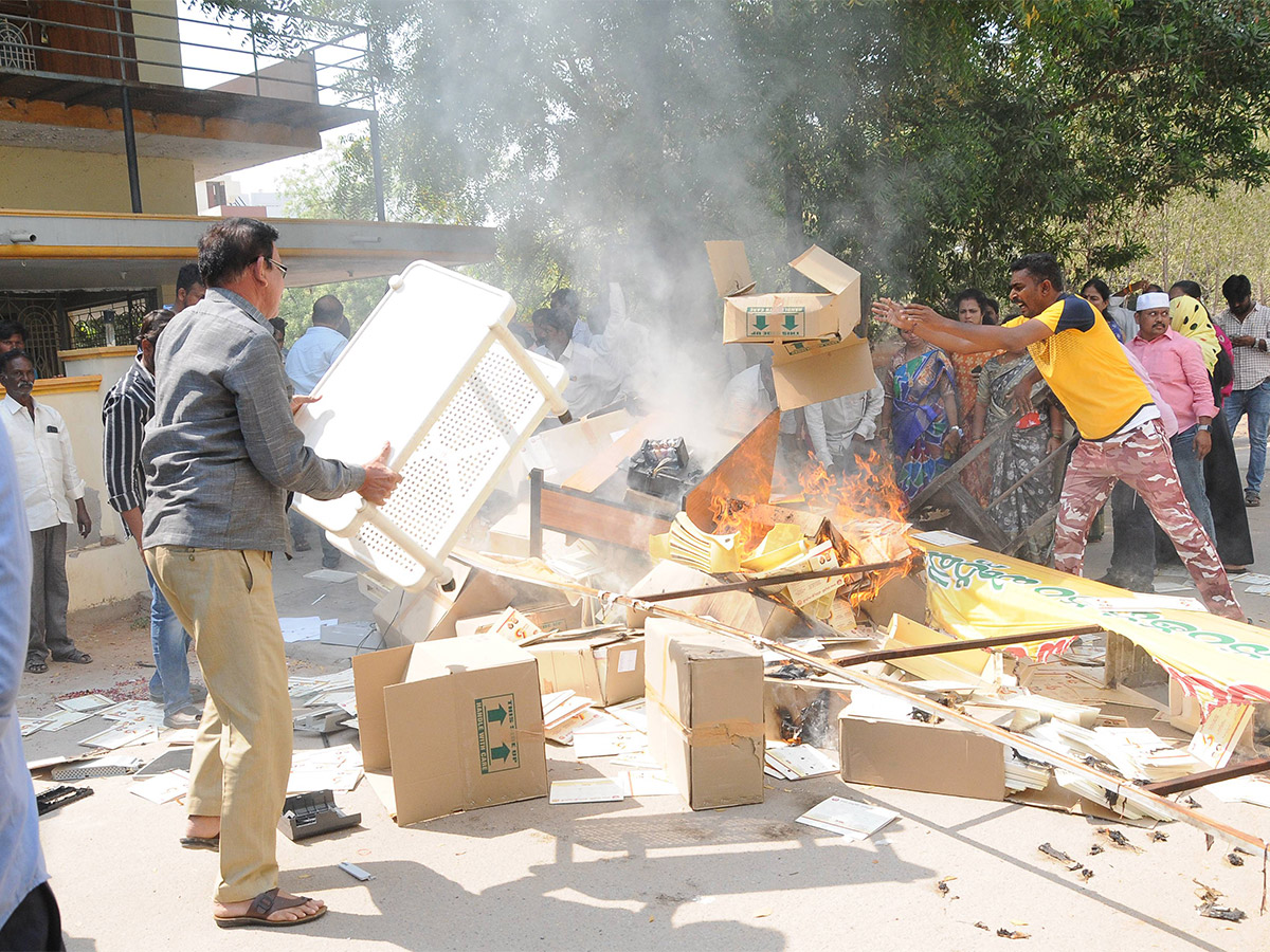 Big_20Shock_20to_20TDP_20in_20Anantapur_20Party_20Activists_20Serious_20on_20Chandrababu-25.jpg 25