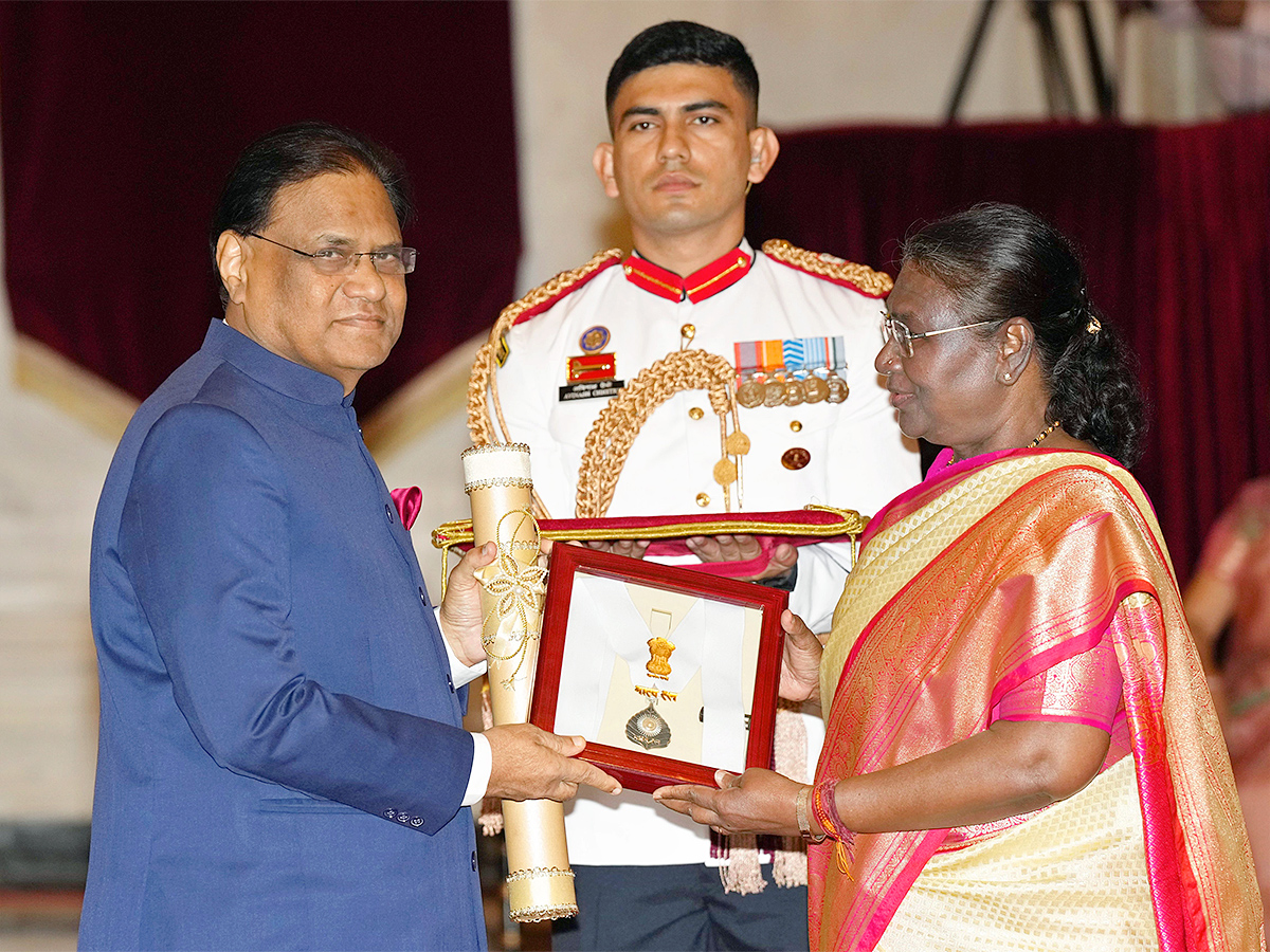 President_20Droupadi_20Murmu_20confers_20Bharat_20Ratna_20awards_20Photos-1_0.jpg 3