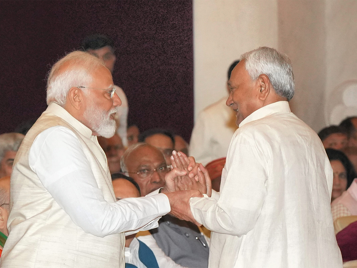 President_20Droupadi_20Murmu_20confers_20Bharat_20Ratna_20awards_20Photos-5_0.jpg 10