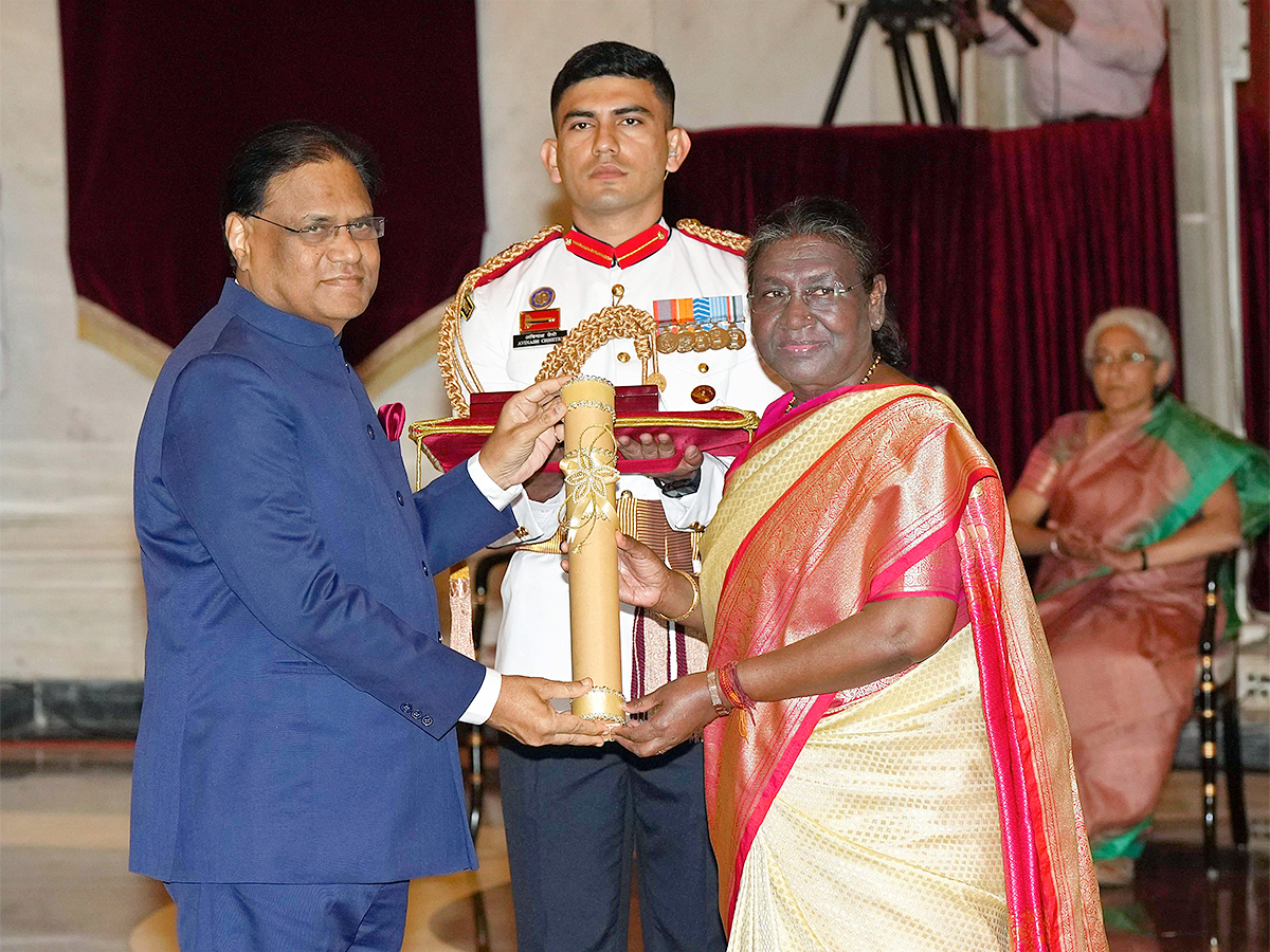 President_20Droupadi_20Murmu_20confers_20Bharat_20Ratna_20awards_20Photos-6_0.jpg 4