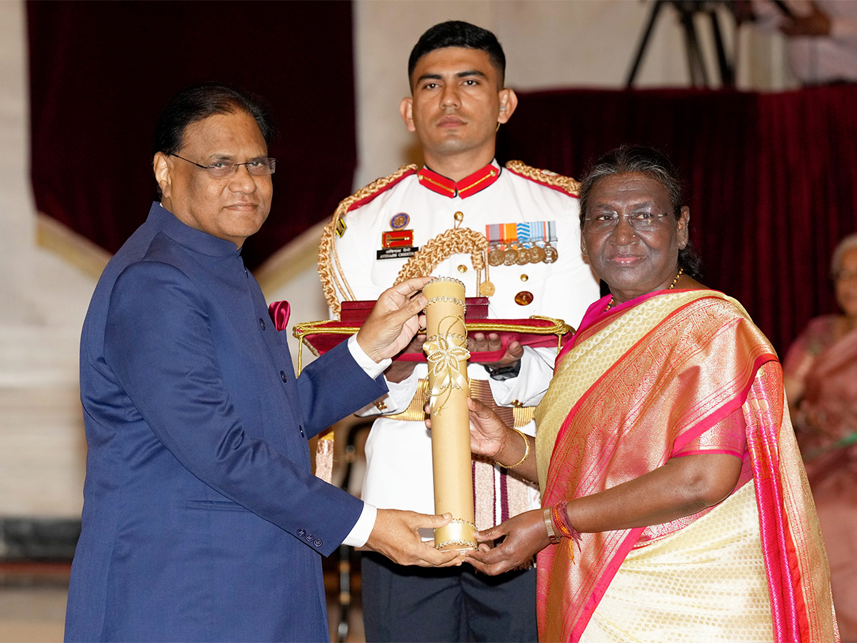President_20Droupadi_20Murmu_20confers_20Bharat_20Ratna_20awards_20Photos-8_0.jpg 5