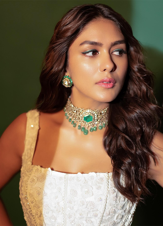 Actress_20Mrunal_20Thakur_20Stills-17.jpg 17