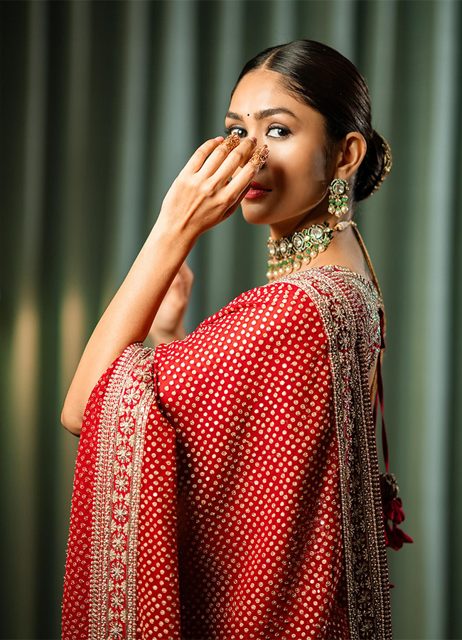 Actress_20Mrunal_20Thakur_20Stills-19.jpg 19