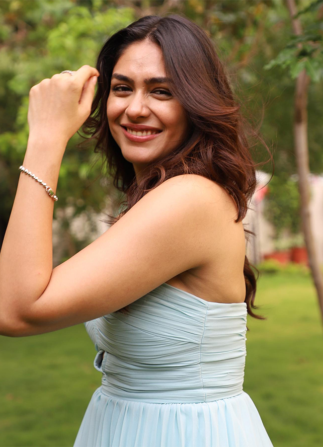Actress_20Mrunal_20Thakur_20Stills-25.jpg 25