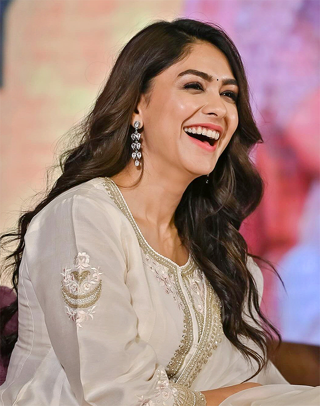 Actress_20Mrunal_20Thakur_20Stills-4.jpg 4