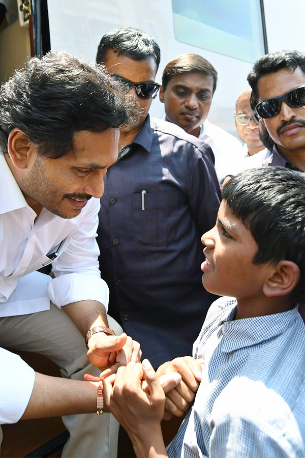 CM_20YS_20Jagan_20Memantha_20Siddham_20Bus_20Yatra_20Day_206_20At_20Annamayya_20District_20Photos_10.jpg 11
