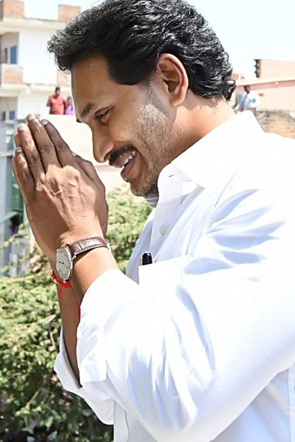 CM_20YS_20Jagan_20Memantha_20Siddham_20Bus_20Yatra_20Day_206_20At_20Annamayya_20District_20Photos_11.jpg 12